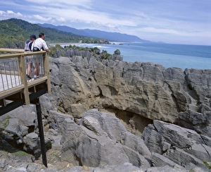 New Zealand Coast Drucke: Tourists on viewing platform