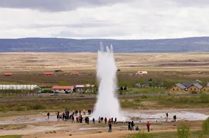 Drucke von Reisende im Fernen Land den Ausbruch des Strokkur-Gletscher gezeugehen Island Drucke: Fremdere Reisende beobachten den Ausbruch des Strokkurs Felsen geysers in Geiser im Eisland