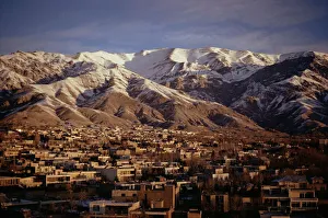 Drucke von Der Towchalgipfel hinter der Stadt Teheran in Iran im Nahen Osten Verwandte Bilder Drucke: Die Towchalt Berge hinter der Stadt