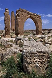 Travel Photography Destinations Drucke: Tower and arch of the Temple of Sin
