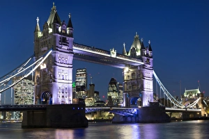 London Night Skyline Drucke: Tower Bridge illuminated at night, London, England, United Kingdom, Europe