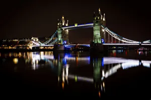 London Iconic Bridges Drucke: Tower Bridge and reflections in the River Thames at night, London, England