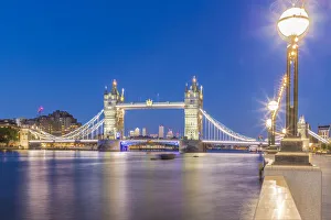 London Night Skyline Drucke: Tower Bridge and River Thames at night, London, England, United Kingdom, Europe