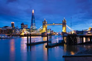 Brücke des Towers und der Shard am Sonnenuntergang mit niedrigem Wasserstand auf dem Themsefluss in London, England