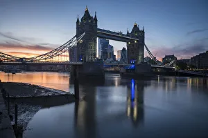 England UK Landmarks Drucke: Tower Bridge at sunset reflected in the River Thames, London, England, United Kingdom