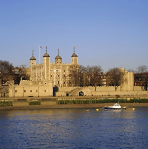 Iconic British Landmarks Drucke: The Tower of London from the River Thames, London, England, UK
