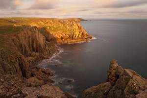 Cornwall Cliffs Drucke: Towering cliffs of Lands End, Cornwall, England, United Kingdom, Europe