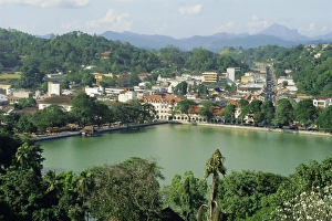 Outdoor Travel Destinations Drucke: The town of Kandy