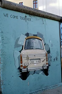 Drucke von Ein Trabantfahrzeug mit einer Farbmalerei auf einem Abschnitt der Mauer von Berlin nahe dem Potsdamer Platz in der Mitte vonBerlin Deutschland Europa Deutschland Drucke: Ein Trabantwagen, der auf einer Abschnitt des Berlinschen Mauer gemalt ist