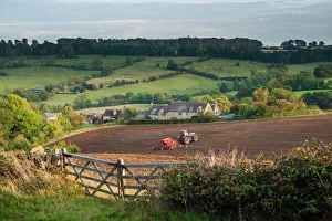 Gloucestershire Drucke: Der Traktor bearbeitet Felder in Blockley im Cotswold-Kreis von Gloucester Schottland Großbritannien Vereinigtes