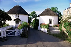 Drucke von Traditionelle Rundhäuser aus der Kornischen Tradition in Verban (Veryan), Cornwall im Vereinigten Königreich von Großbritannien und Nordirland in Europa Veryan Drucke: Traditionelle Rundhäuser aus Kornwall mit runden Formen in Verian (Kernacker)