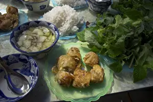Colorful Noodle Dishes Drucke: Traditional spring rolls accompanied by vegetable soup