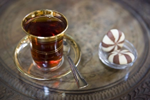 Bilder Datiert 28. Mai 2008: Traditioneller Tee und Biscuitschen im Café in Istanbul, Türkei, Europa