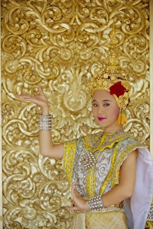 Drucke von Traditioneller thailändischer Tänzerin aus Chiang Mai in Thailand im asiatischen Raum Chiang Mai Drucke: Traditioneller thailändischer Tänzerin