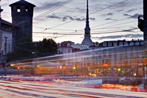 Verkehr fließt durch die Piazza Castello in Turin im Piemont in Italien Europa