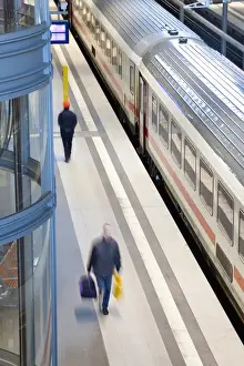 Berlin Railway Station Drucke: Train pulling into the platform, new modern main railway station, Berlin, Germany, Europe