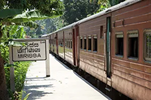 An der Haltestelle Plattform in Mirissa im Bezirk Matara in Südsrilanka Asien