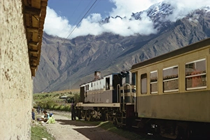 Outdoor Transportation Images Drucke: A train at a stop in the Urubamba Valley in Peru
