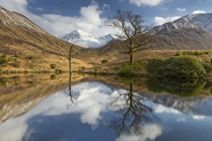 Glencoe Scenic Views Drucke: Tranquil loch reflection in Glen Etive, Glencoe, Highlands, Scotland, United Kingdom