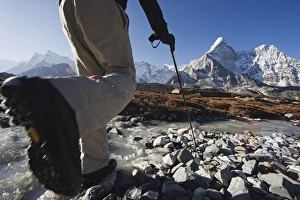 Bilder Datiert 12. April 2010: Reiter über einen Bach in den Bergen von Ama Dablam mit einer Höhe von 6812 Metern im Solukhumbu-Everest-Region