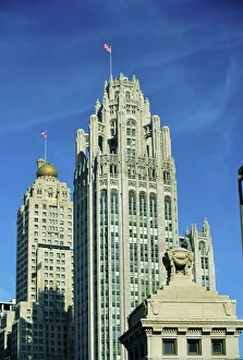 Drucke von Der Tribune-Turm (Gothisches Hochhaus der 1920er Jahre), Heimat des Chicagotribuns im Zentrum von Chicago und hinter dem Hotel Inter-Continental Gotische Architektur Drucke: Königsturm