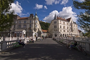 Drucke von Der Dreifachbrückenvortritt des Zentrums von Ljubljana mit dem Schloss im Hintergrund, Slowenien, Europa Slowenien Drucke: Das Dreifachbrückenkern von Ljubljana mit dem Schloss im Hintergrund, Slowenien, Europa