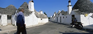Traditional Italian Village Drucke: Trulli, typical dwellings