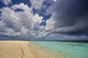 Tropical Island Vacation Spot Drucke: Tumultuous clouds of a tropical thunderstorm, Havodda Island, Gaafu Dhaalu atoll, Maldives