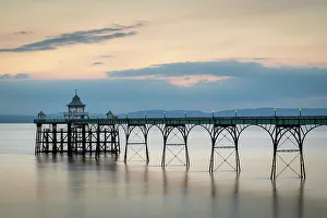 Dunkelheit über dem Clevedon Pier in Clevedon im Vereinigten Königreich Großbritannien