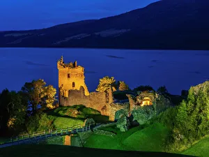 Anblick des Sonnenuntergangs von Urquhartburg und dem Loch Ness in den Highlanden Schottlands im Vereinigten Königreich
