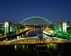 Fluss Drucke: Die Tyne Brücke beleuchtet bei Nacht in der Region von Tyne und Wear im Vereinigten Königreich Großbritannien Europa