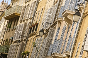 European Building Facade Drucke: Typical building facade, Old Aix, Aix en Provence, Provence, France, Europe