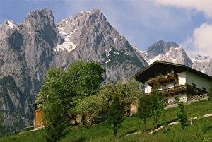 Austrian Alps Scenery Drucke: Typical chalet, with mountains behind, in the Werfern area of Austria, Europe