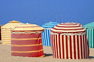 Normandy Coastal Scenery Drucke: Typical color striped beach cabins, beach and sea, Trouville sur Mer, Normandy, France