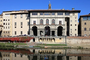 Uffizi Gallery Drucke: The Uffizi Gallery reflected in the Arno River