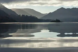 See Drucke: Ullswater ist der kleine Insel im November im nationalen Naturpark Lake District auf dem Land Cumbria in England und