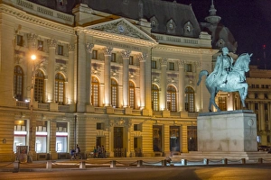 Bibliothek der Universität und Statue des Königs Karol I in Bukarest, Rumänien, Europa