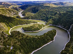 Der Fluss Uvac schlängelt sich durch die Berge und liegt im Naturpark Uvac Spezielle Naturschutzgebiete in Serbien Europa