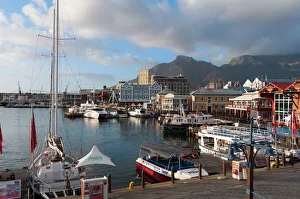 Kapstadt Drucke: Das V&A-Wasserfruchtmarkt mit der Tafelberg im Hintergrund, Kapstadt, Südafrika. Afrika