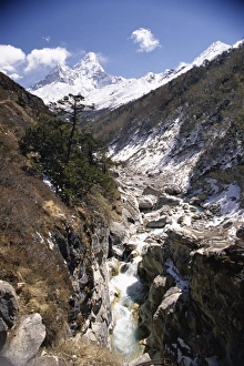 Everest Base Camp Trekking Drucke: Valley in the mountains