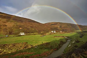 Cornwall Coastal Photography Drucke: A valley rainbow forms in the face of an autumn squall