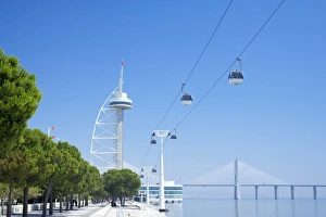 Vasco Da Gama Tower Drucke: Vasco da Gama Tower and bridge