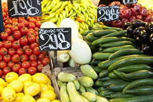 Colorful Vegetable Display Drucke: Vegetable display at Nagycsarnok Market, Budapest, Hungary, Europe