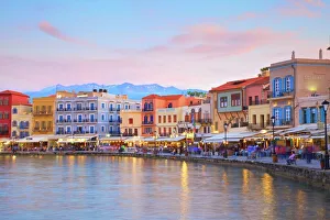 Der venezianische Hafen am Abend in Chania auf der Insel Kreta im griechischen Archipel Griechenland Europa