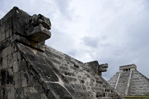 Chichen Itza UNESCO Drucke: Venus platform with Kukulkan Pyramid in the background