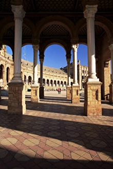 Andalucia Landmarks Drucke: View through arches to the Palacio Espanol