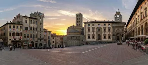 Blick auf die Architektur im Piazza Grande zum Sonnenuntergang. Arzio (Provinz Arzio), Toskana (Italien). Europa