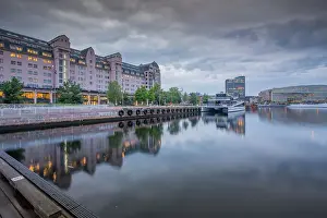Scandinavian Cityscape Photography Drucke: View of architecture reflecting in harbour on cloudy evening