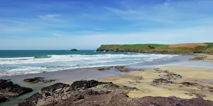 Strand Drucke: Blick auf die Atlantikwelle am Strand von Polzeath in Richtung Nord nach dem Pentire-Headland