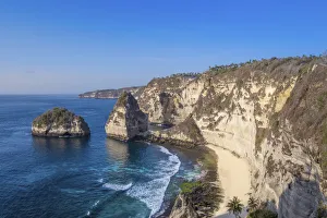 Bali Island Attractions Drucke: View of Atuh beach and sandstone cliffs, Nusa Penida Island, Bali, Indonesia